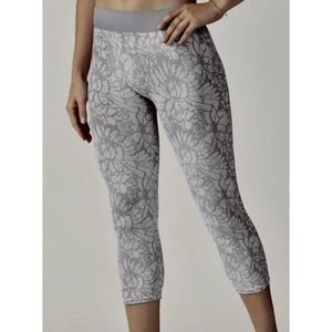 Fabletics Womens Capri Leggings Size S Cropped‎ Athletic Sport Gray Floral